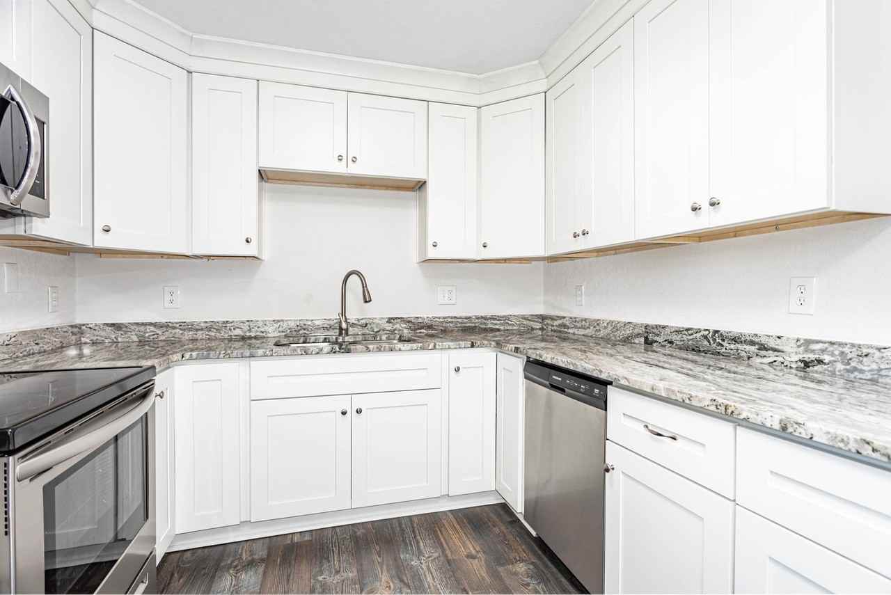 1812 Meadow Lake Dr - Photo 3 of 38