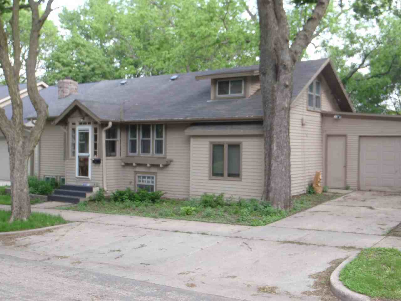 1016 W 27th St - Photo 2 of 20