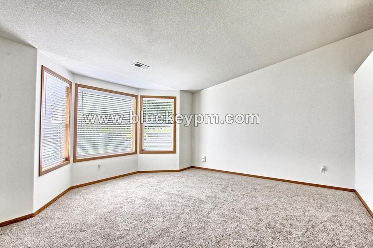 7805 Ne 86th Ave - Photo 3 of 13