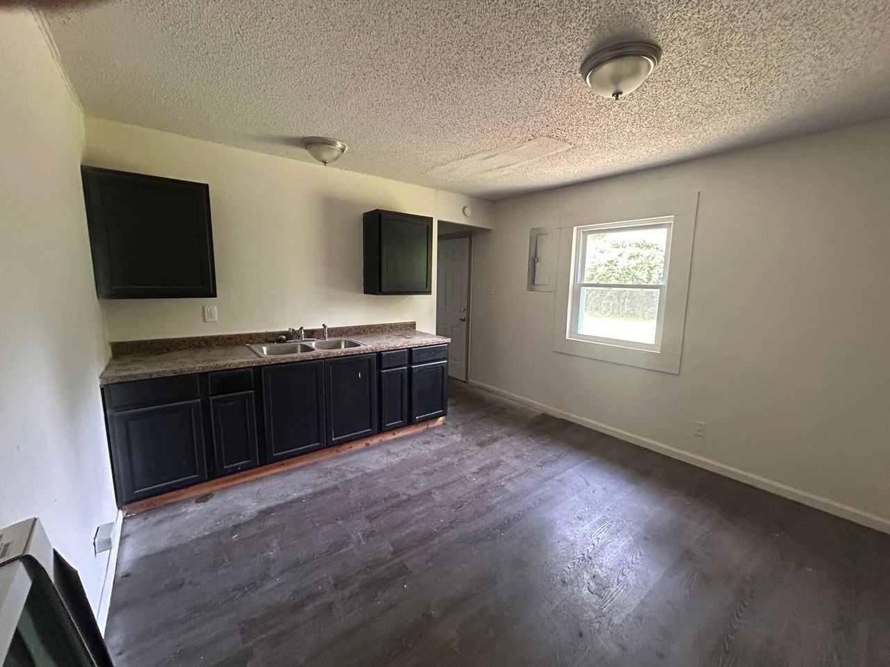 317 Se Arter Ave - Photo 3 of 10