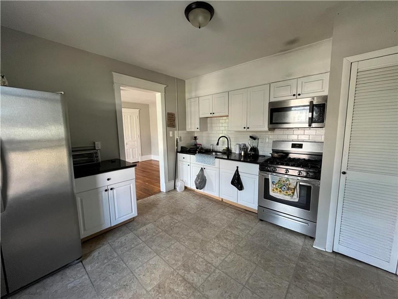 1027 W Walnut St - Photo 2 of 7