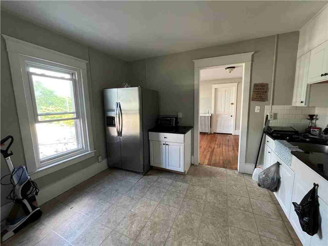 1027 W Walnut St - Photo 3 of 7