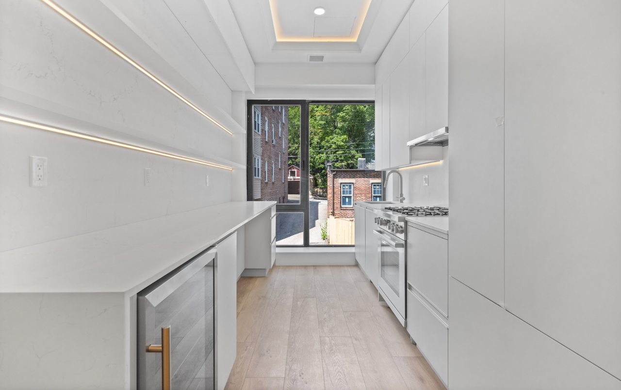 1578 Beacon St - Photo 2 of 8