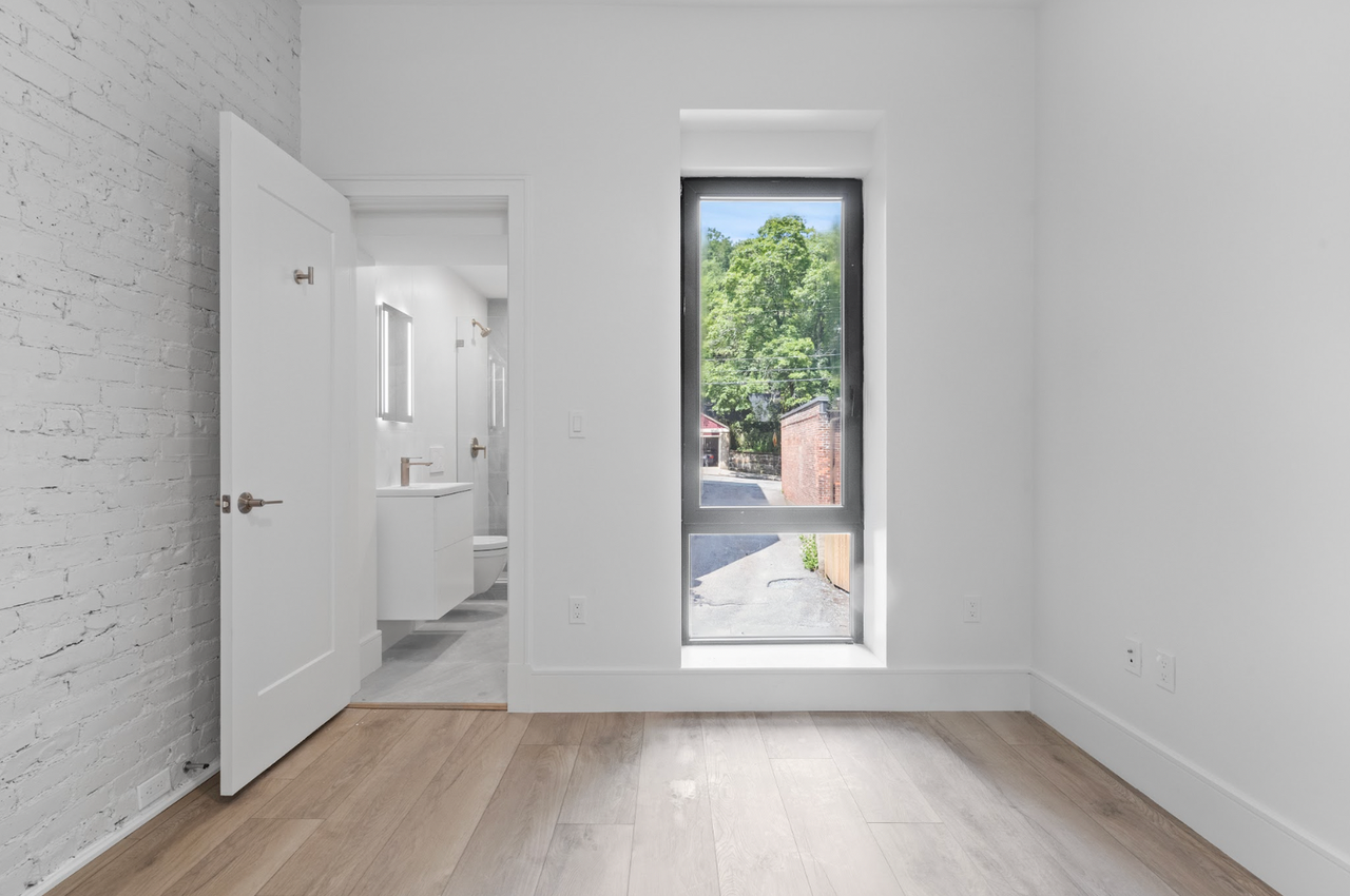 1578 Beacon St - Photo 3 of 8