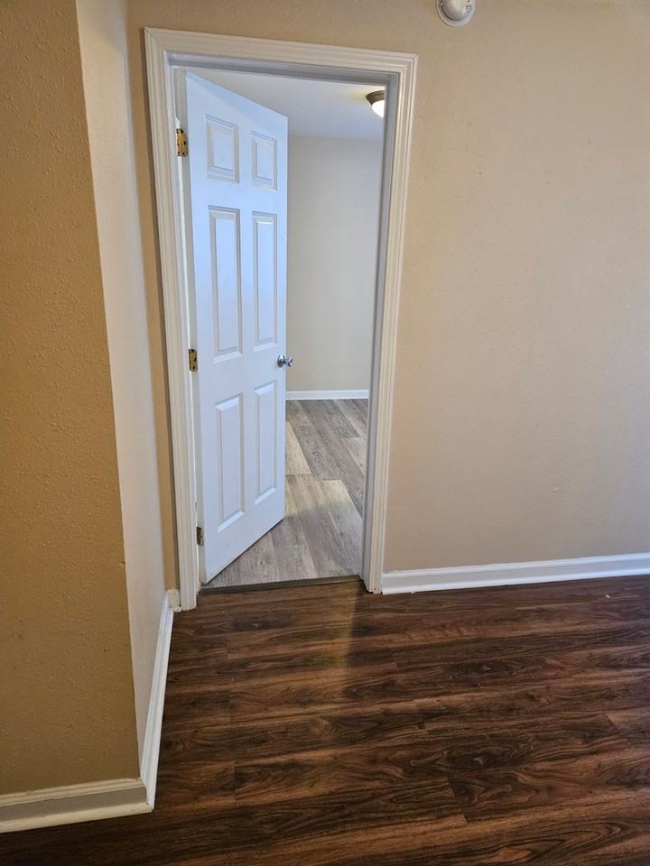 ASHBURN COURT APARTMENTS - Photo 3 of 24