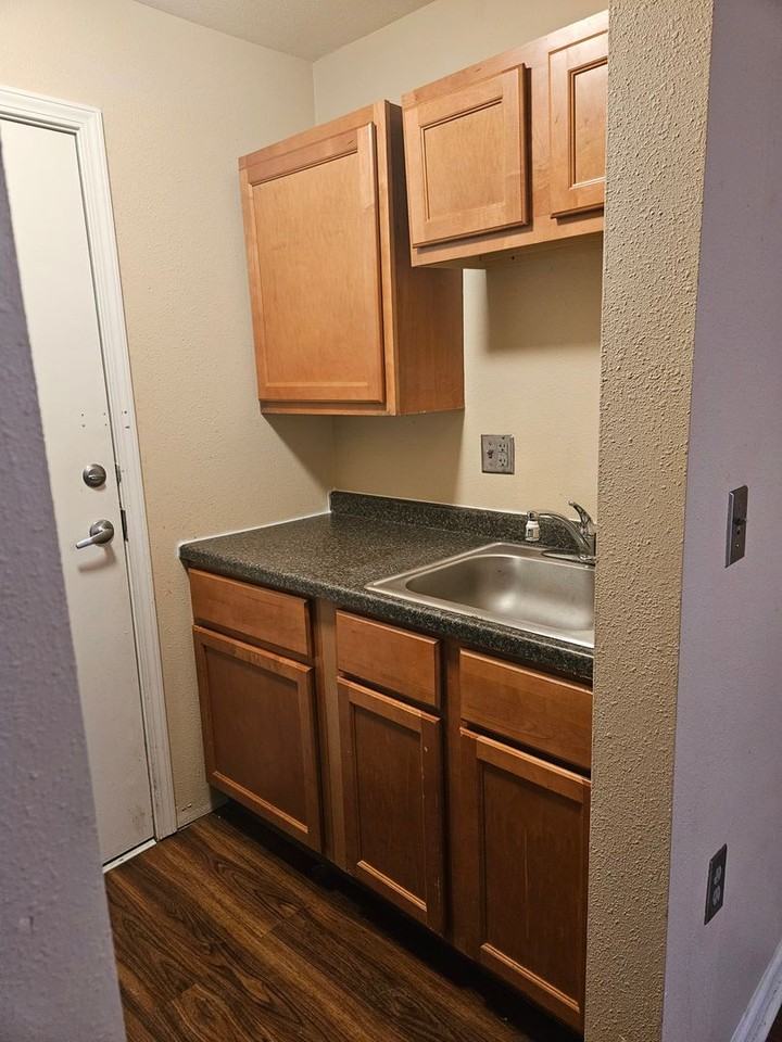 ASHBURN COURT APARTMENTS - Photo 4 of 24