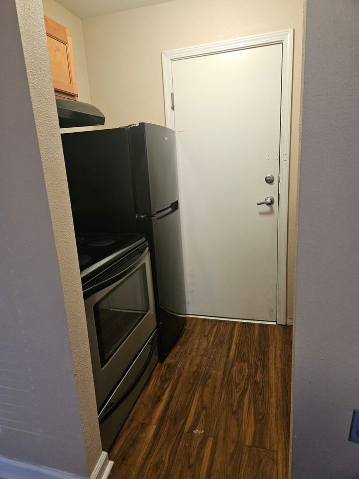 ASHBURN COURT APARTMENTS - Photo 5 of 24