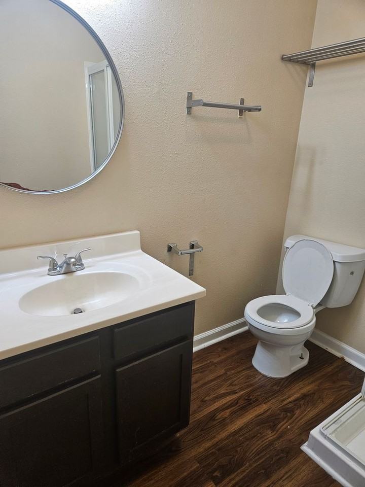 ASHBURN COURT APARTMENTS - Photo 6 of 24