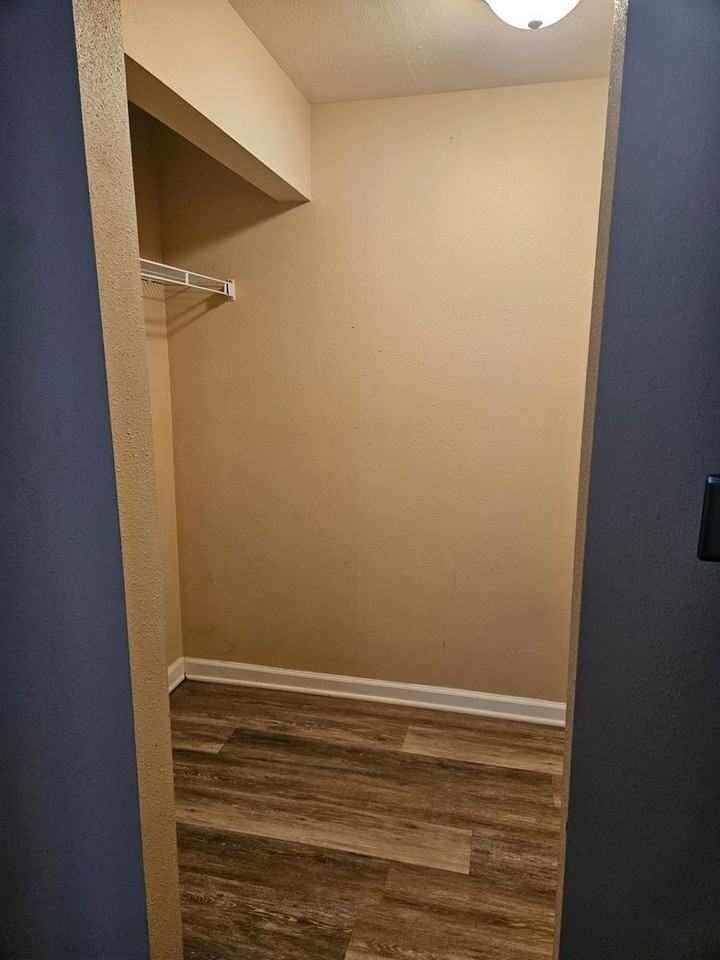 ASHBURN COURT APARTMENTS - Photo 7 of 24