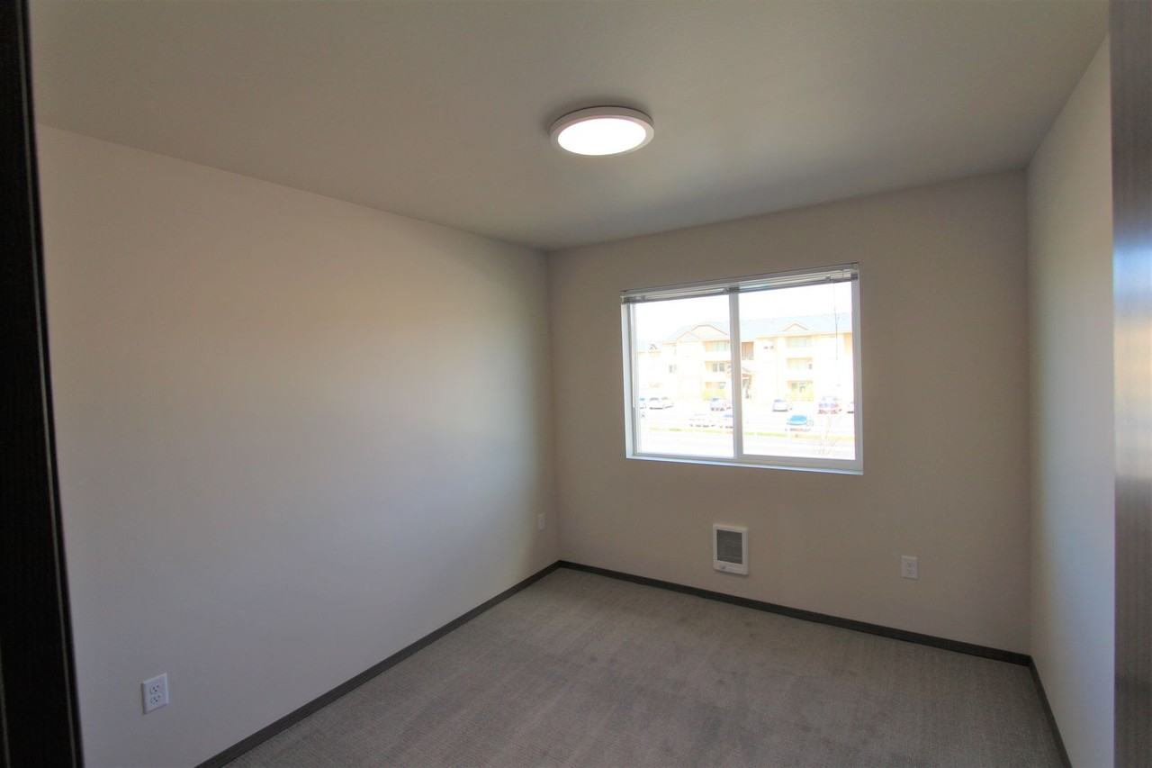 1023 Greenfield Dr - Photo 3 of 13