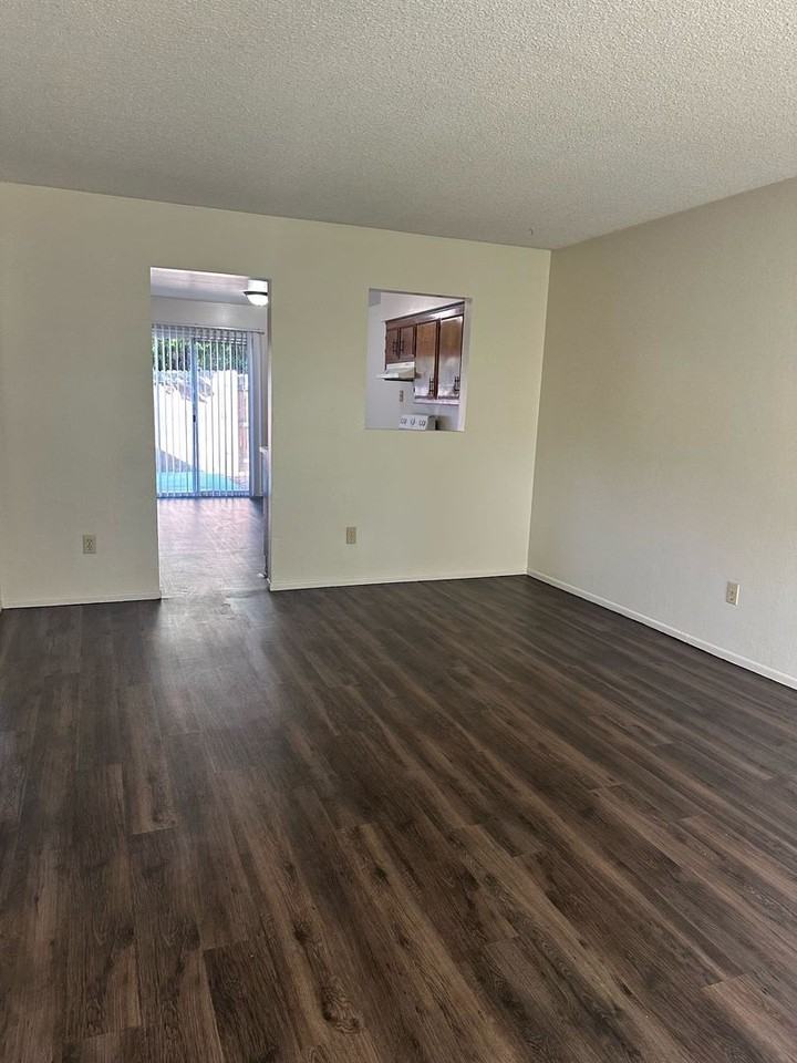2326p -222-  2204 Courtleigh Dr. -JP/RB - Photo 2 of 8