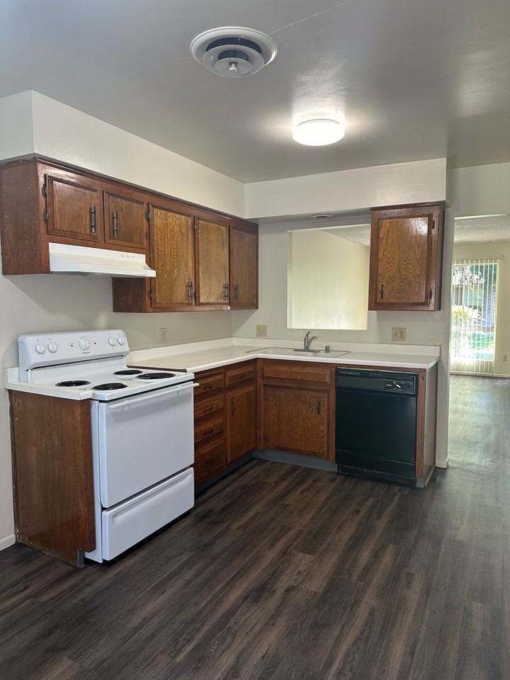 2326p -222-  2204 Courtleigh Dr. -JP/RB - Photo 3 of 8