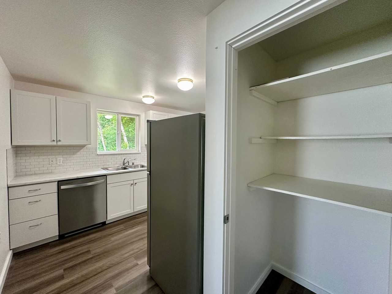2025 Yew St - Photo 6 of 9