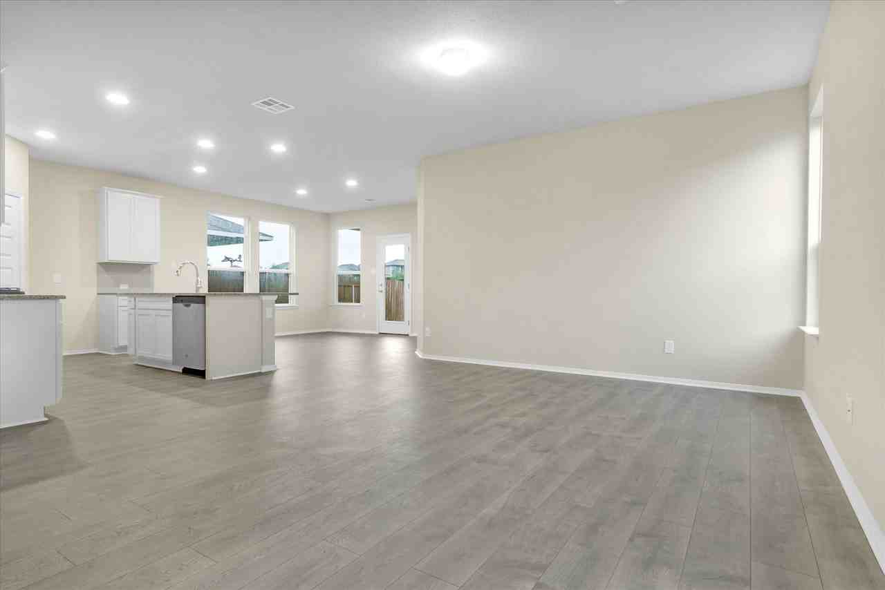 135 Lyndon Dr - Photo 5 of 22