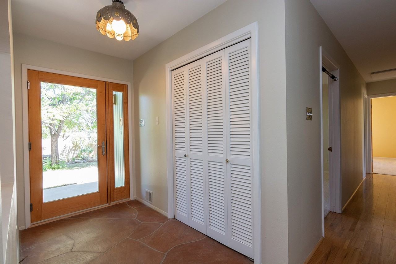 148 W Zia Rd - Photo 3 of 30