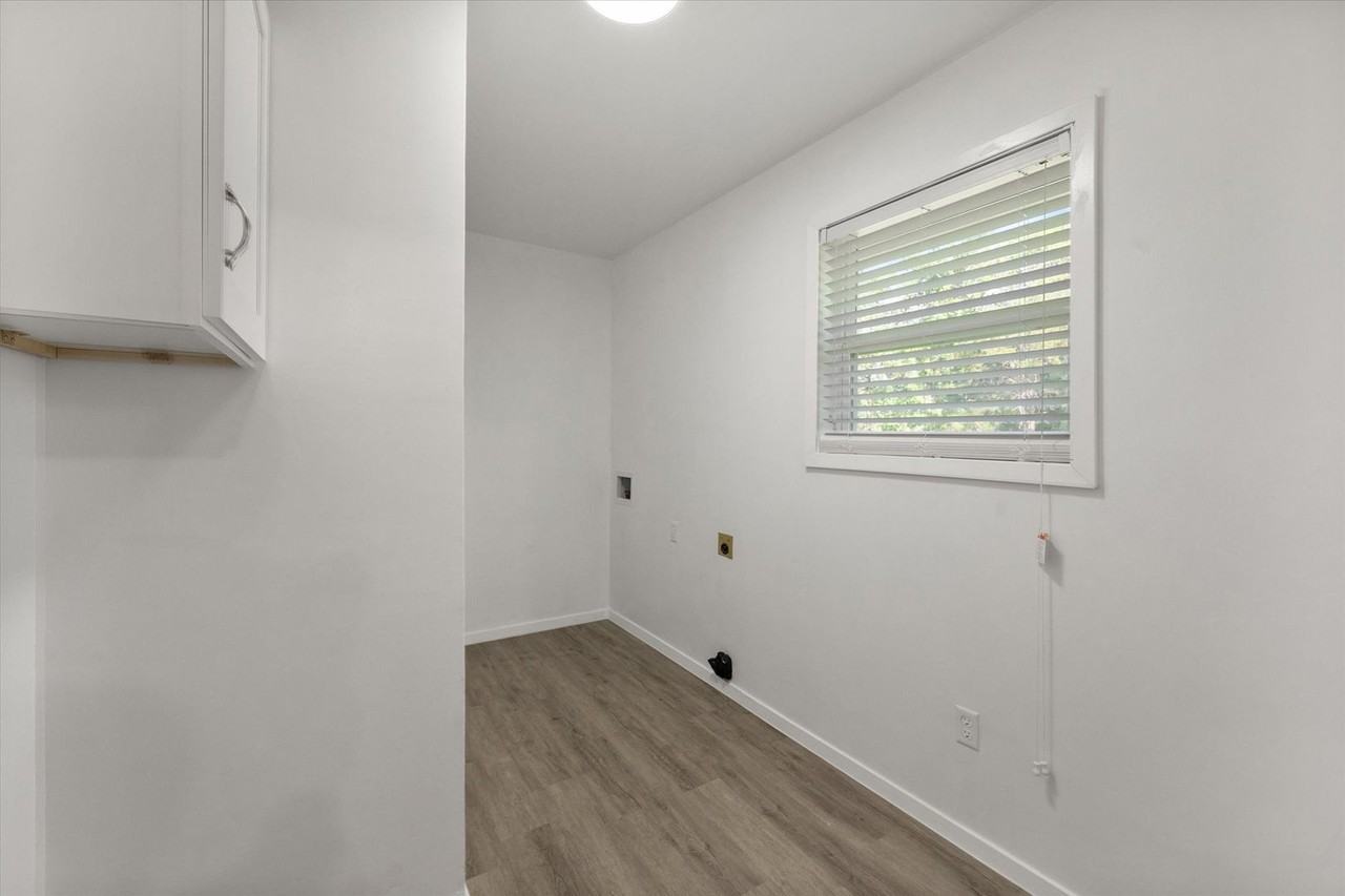 418 Caloway Dr - Photo 2 of 21