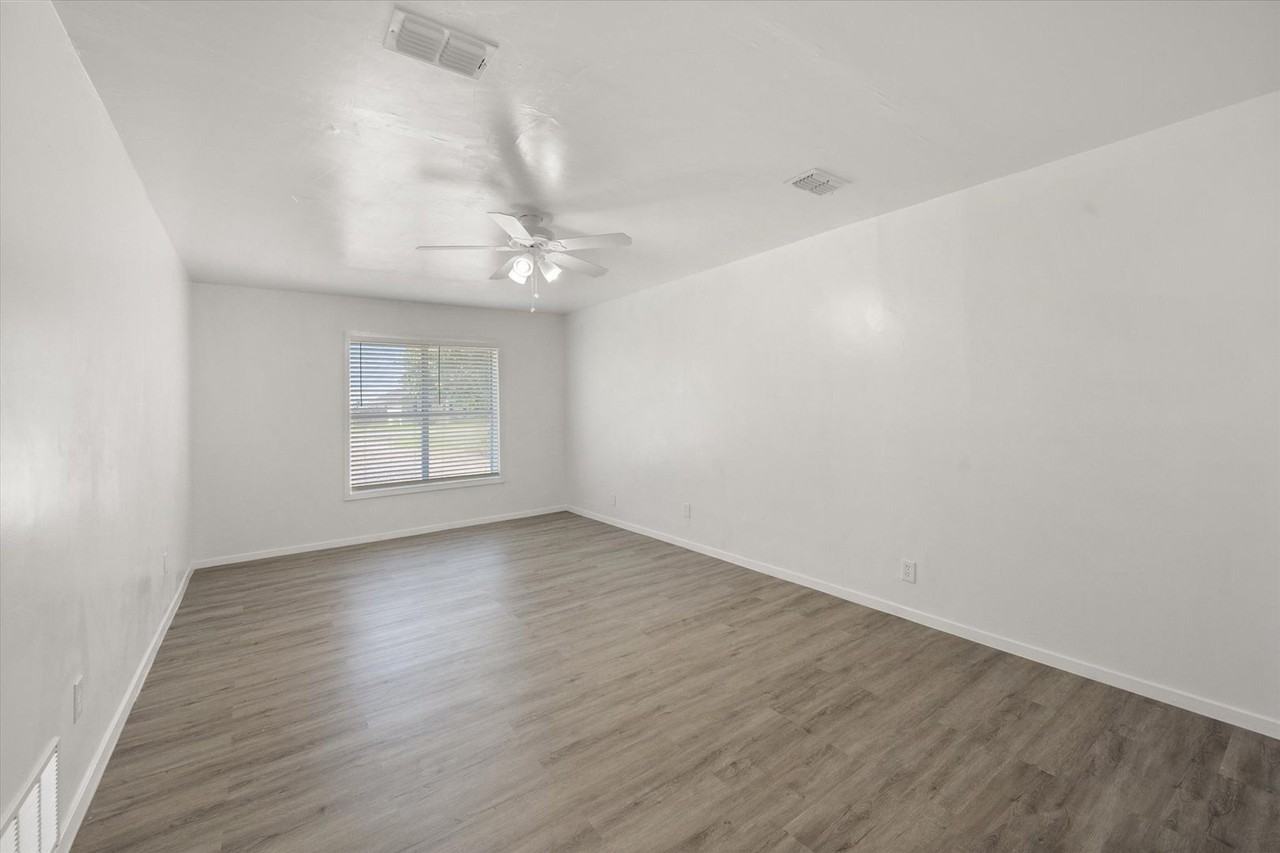 418 Caloway Dr - Photo 3 of 21