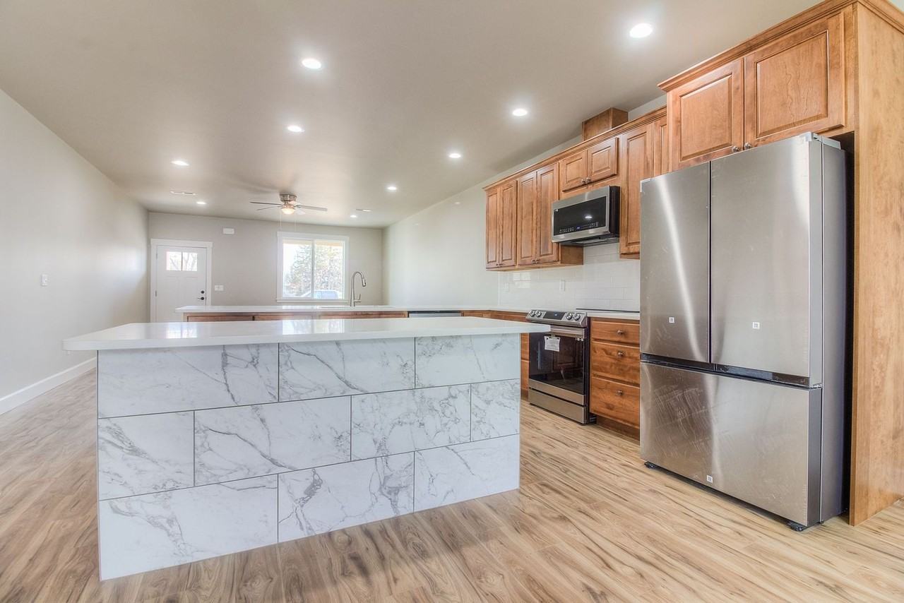 410 S 97th Ave - Photo 6 of 33