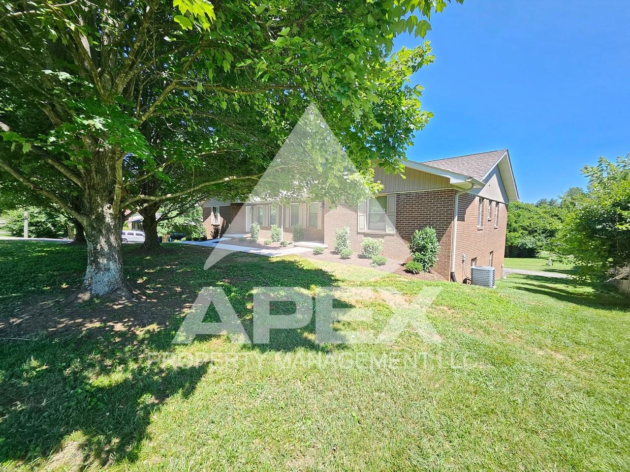 7306 Deane Hill Dr - Photo 3 of 32
