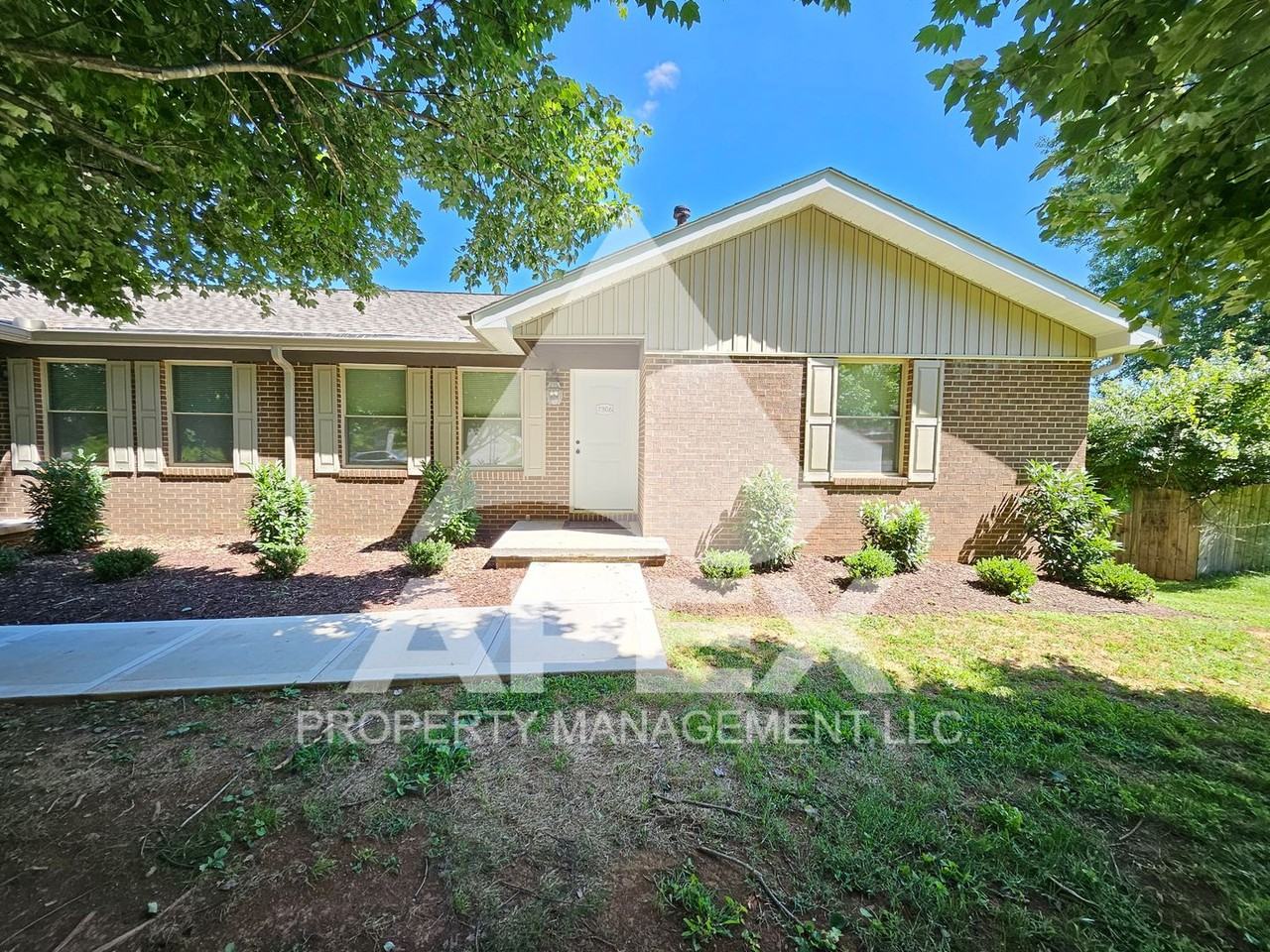 7306 Deane Hill Dr - Photo 4 of 32