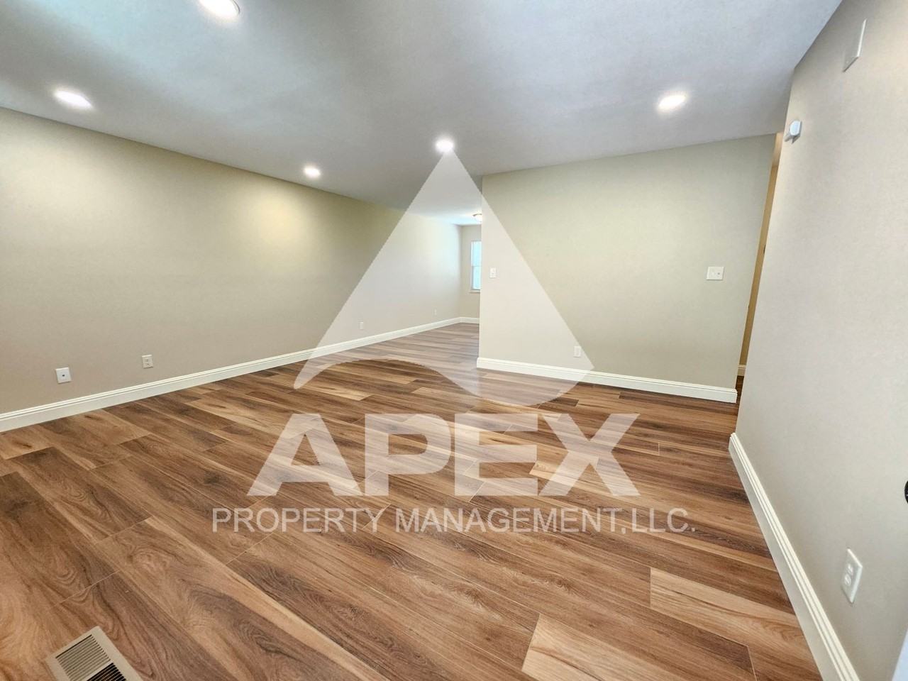7306 Deane Hill Dr - Photo 5 of 32