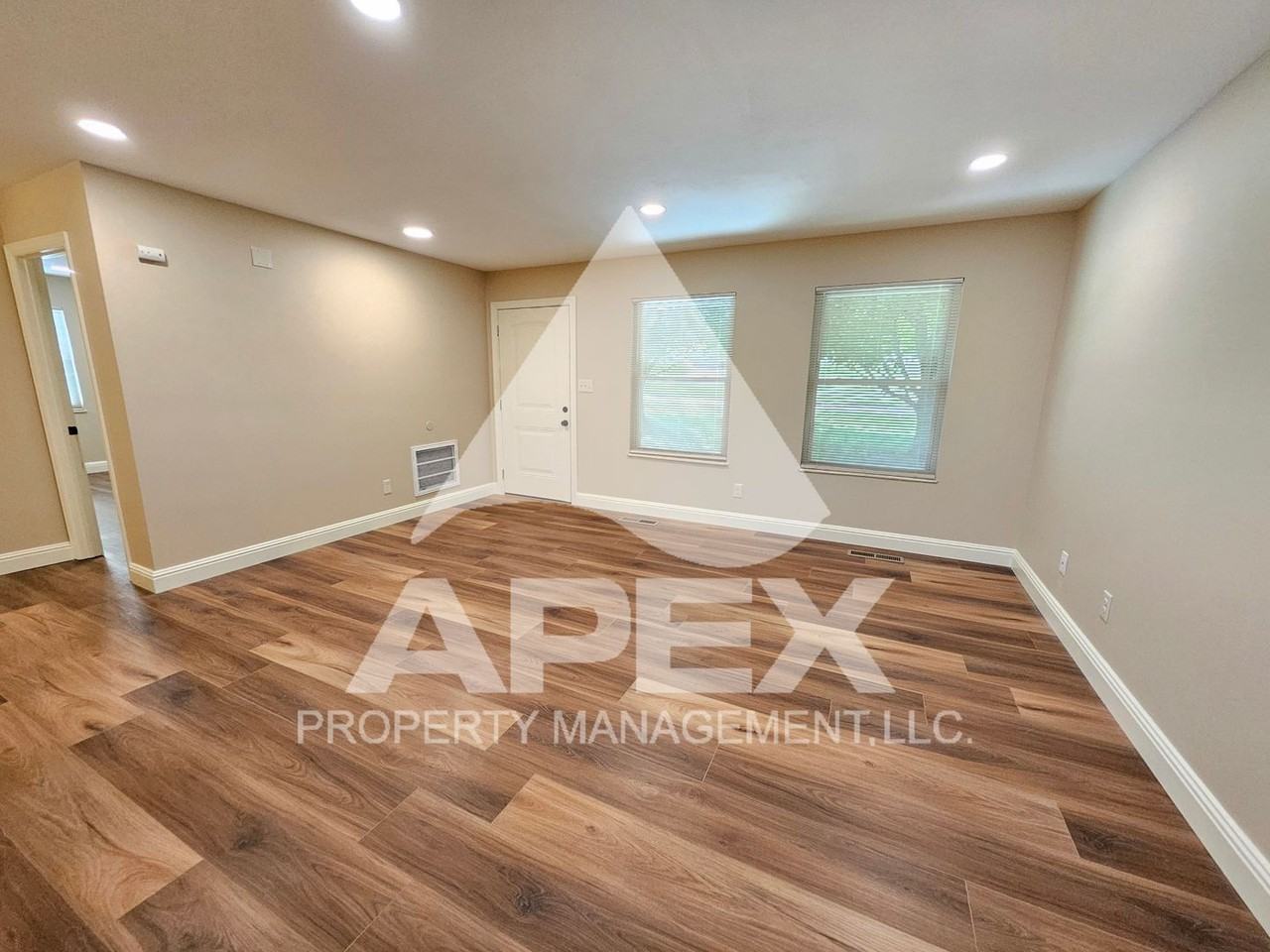 7306 Deane Hill Dr - Photo 6 of 32