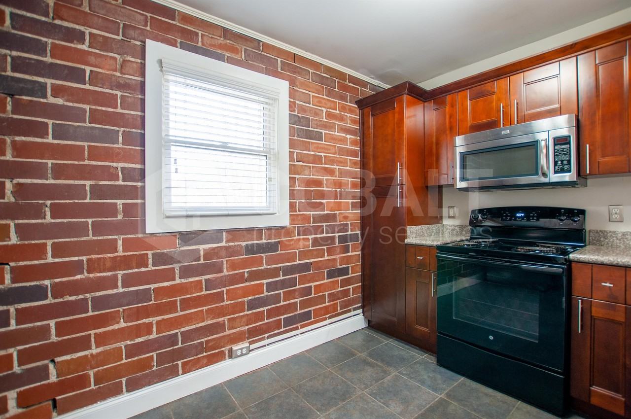 626 Irwin St - Photo 2 of 16