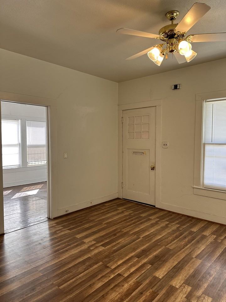 3916 South Presa Street3916 S Presa street #1 - Photo 4 of 16