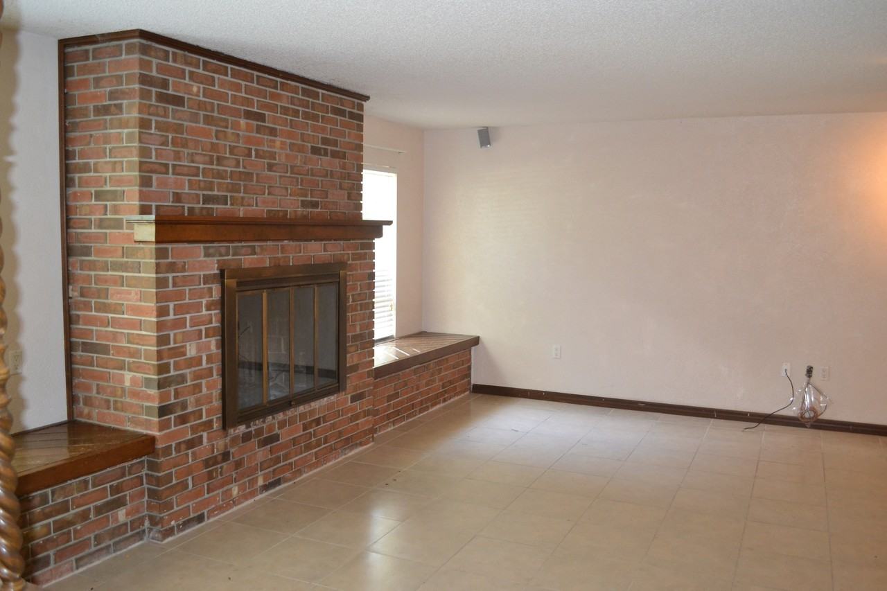 916 Lexington Rd - Photo 2 of 3