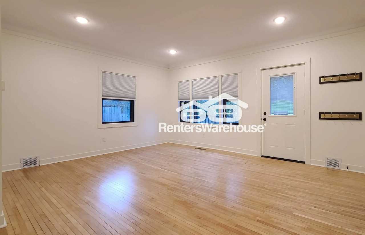 813 Saint Croix St - Photo 3 of 11