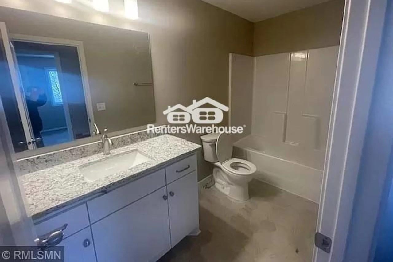955 45th Ave Ne - Photo 3 of 6