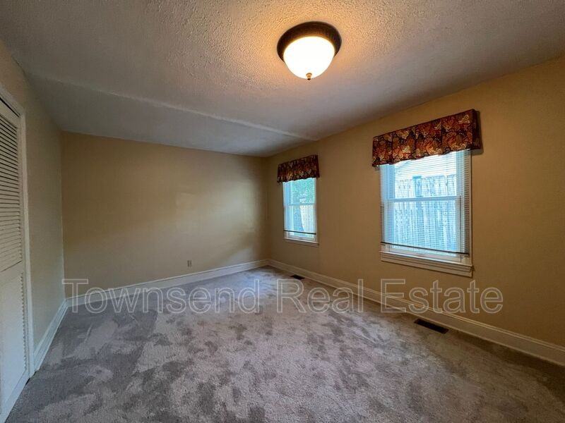 211 Ellington St - Photo 5 of 14