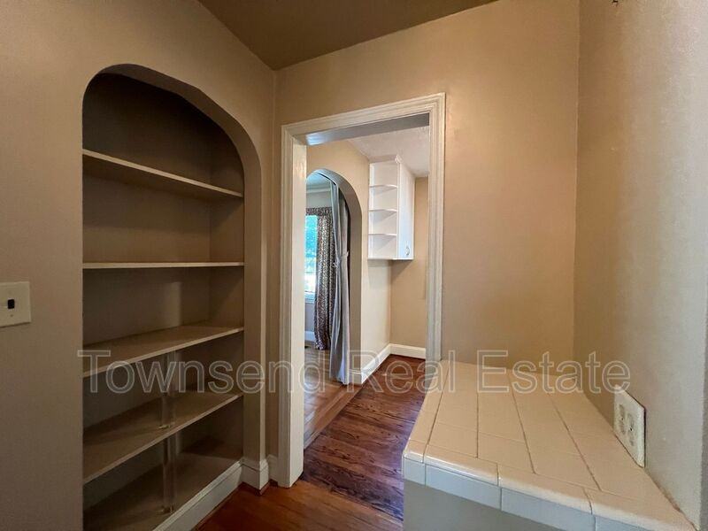 211 Ellington St - Photo 6 of 14