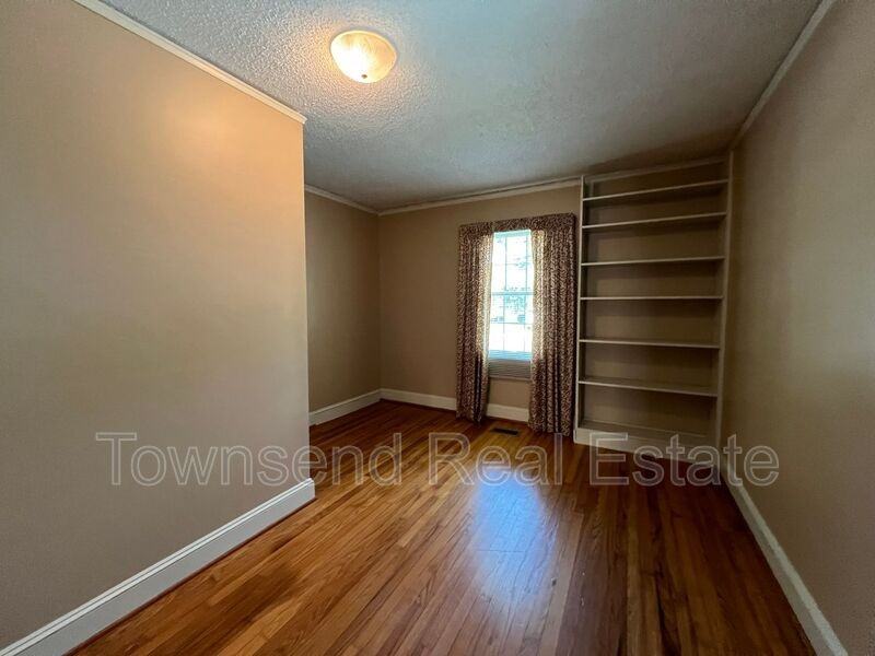 211 Ellington St - Photo 7 of 14