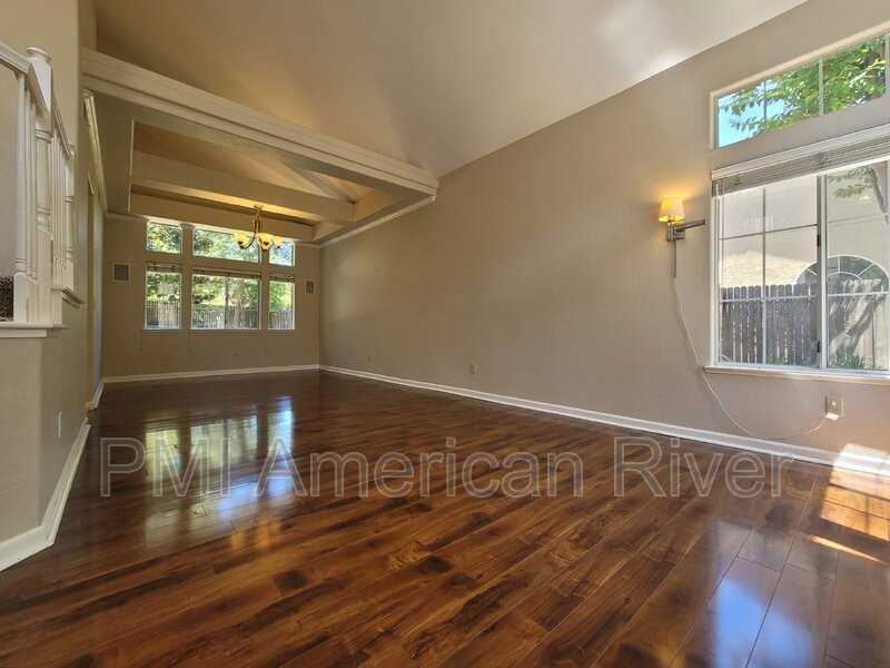 136 Bloomfield Way - Photo 3 of 32
