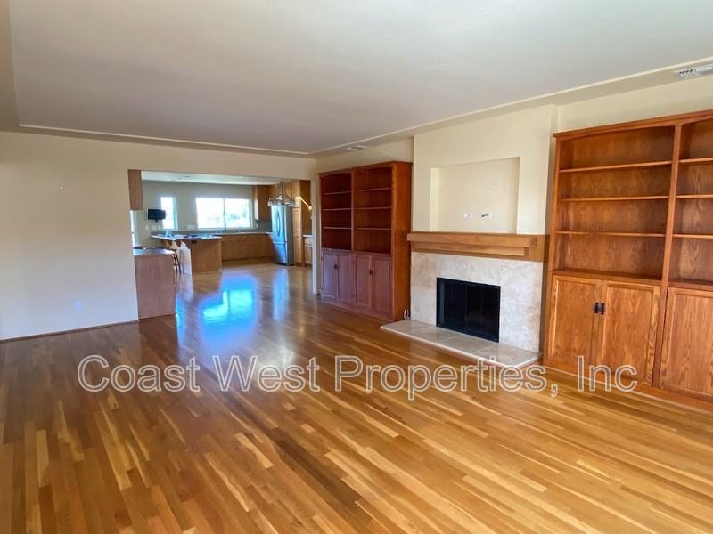 4372 Argos Dr - Photo 3 of 35