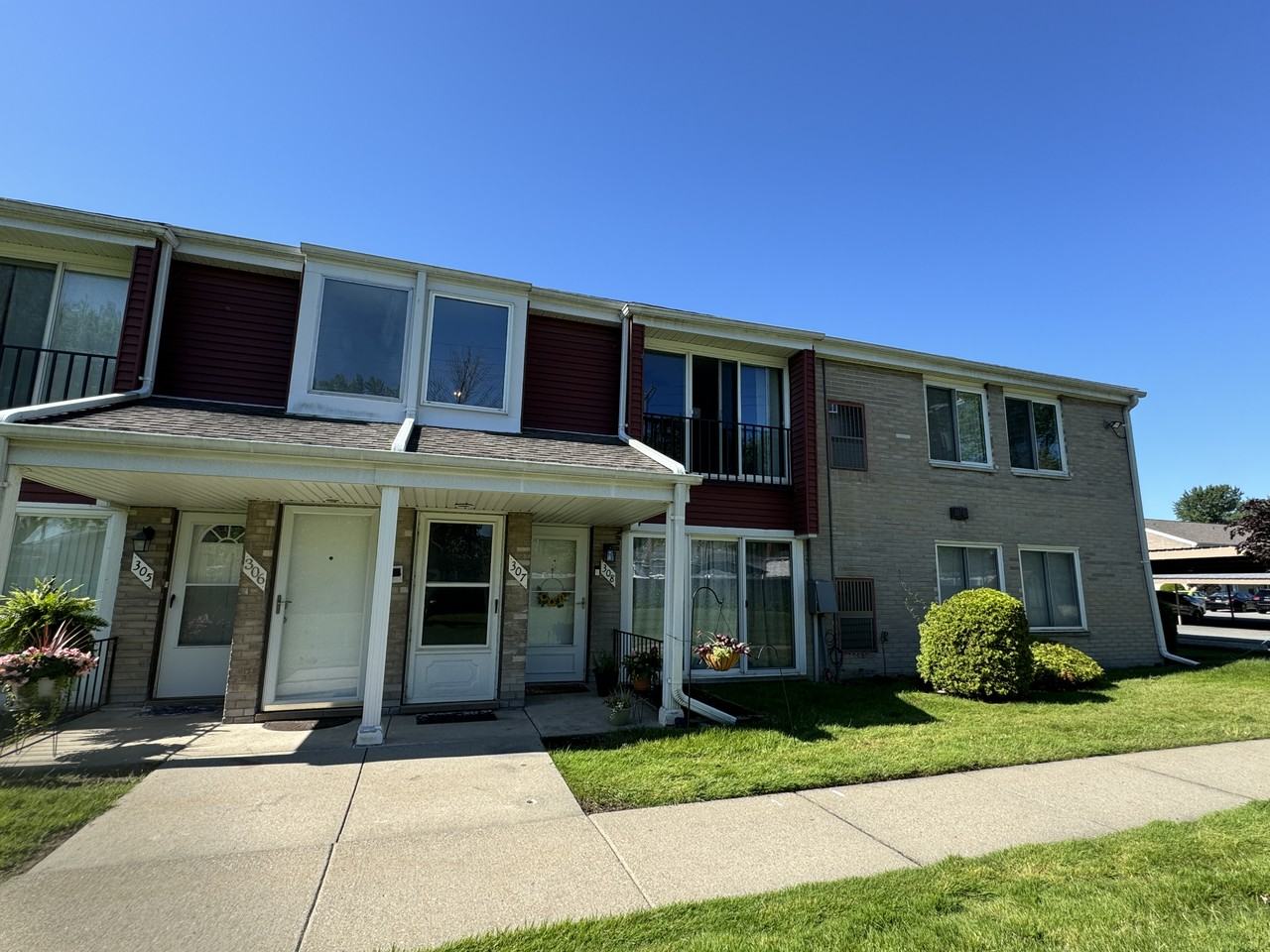 307 Sunset Ln - Photo 2 of 9