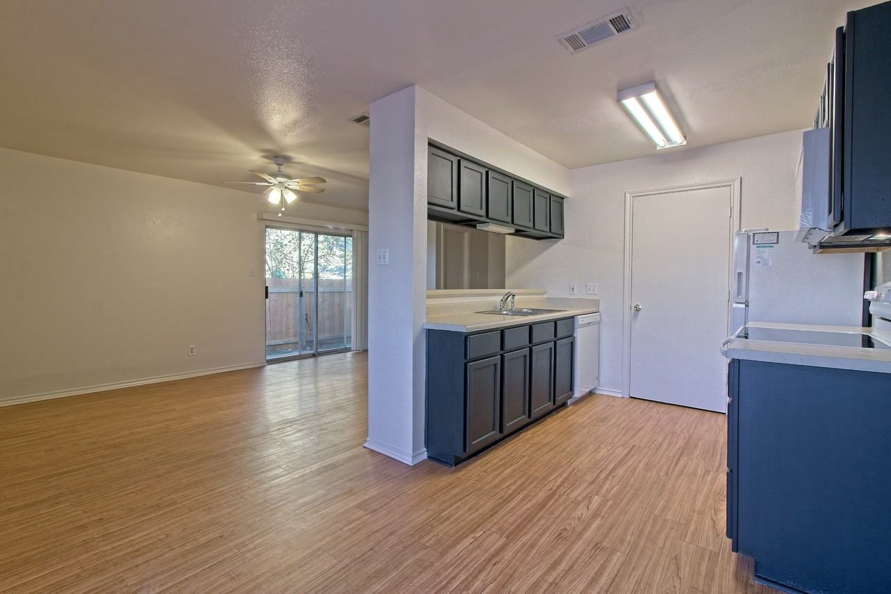 2211 Creekside Ln - Photo 6 of 31