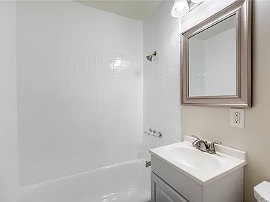 403 Parke St #403 - Photo 2 of 12