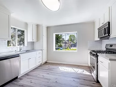403 Parke St #403 - Photo 3 of 12