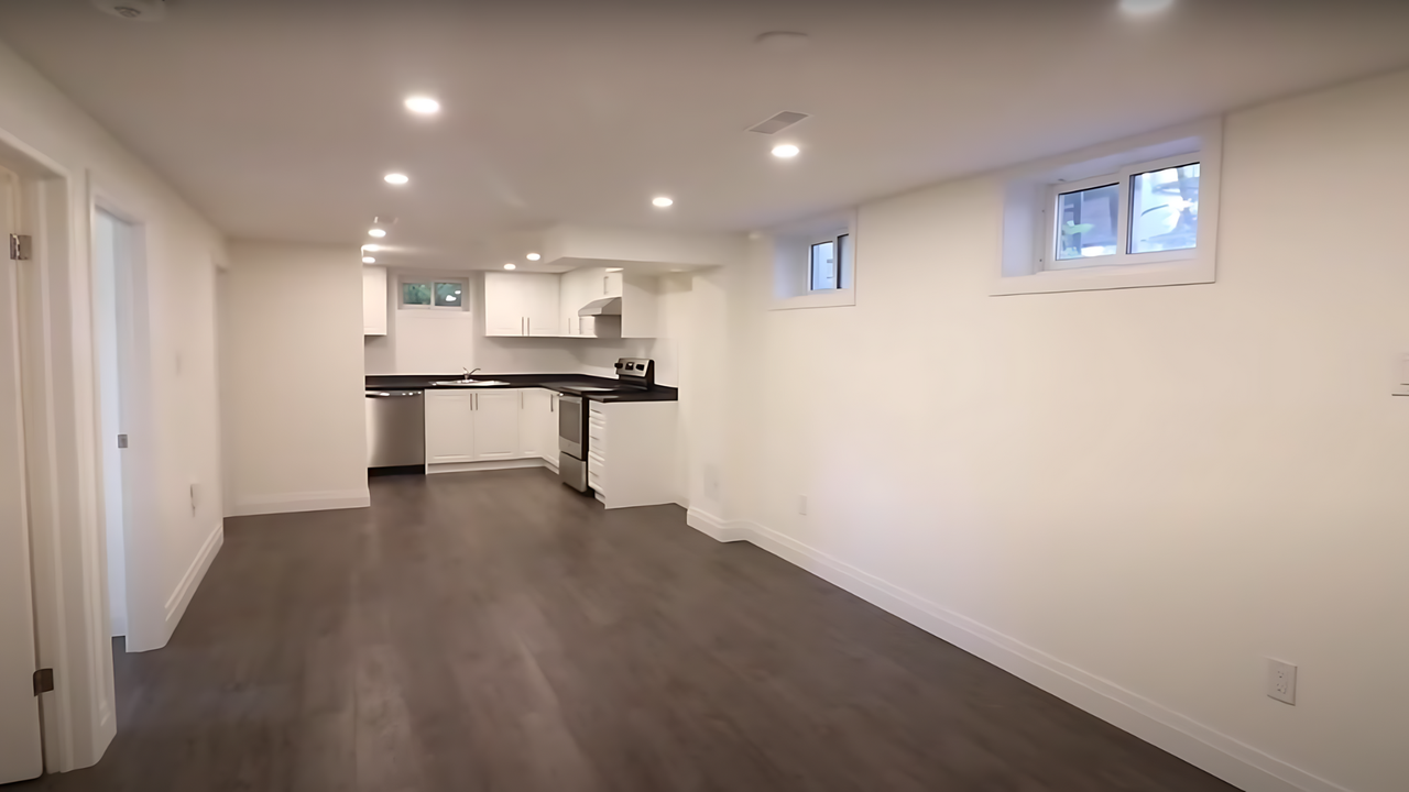 531 Carlton Street, Lower Unit - Photo 2 of 9