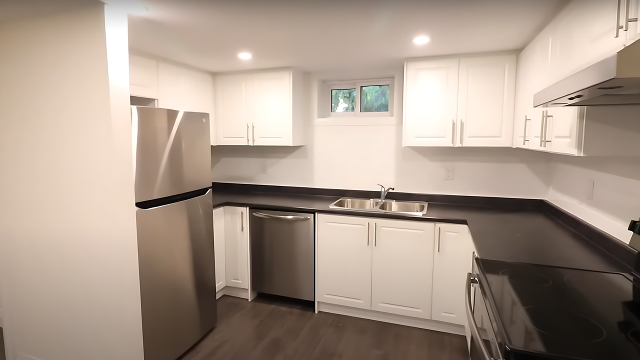 531 Carlton Street, Lower Unit - Photo 3 of 9