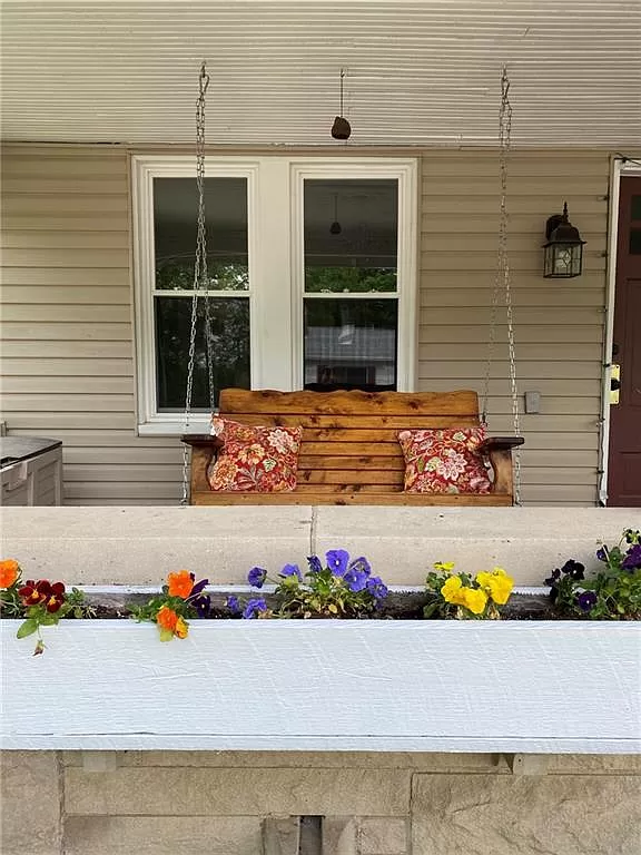 915 W Oak St - Photo 2 of 20