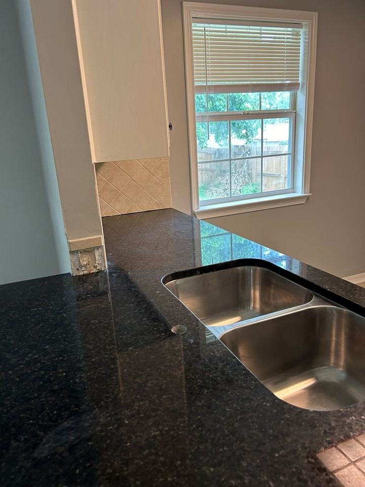 1138 Kensington Ct - Photo 4 of 37