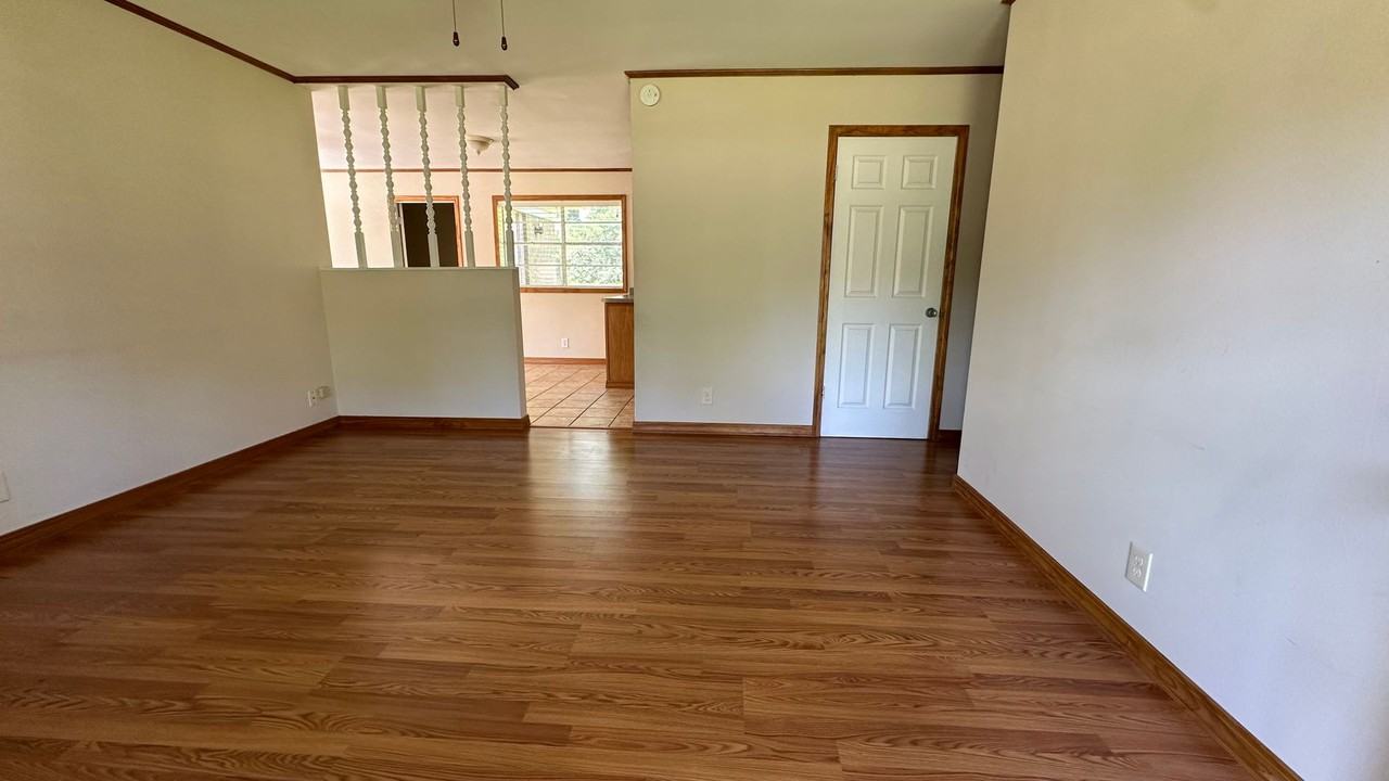128 Crestview Dr - Photo 2 of 10