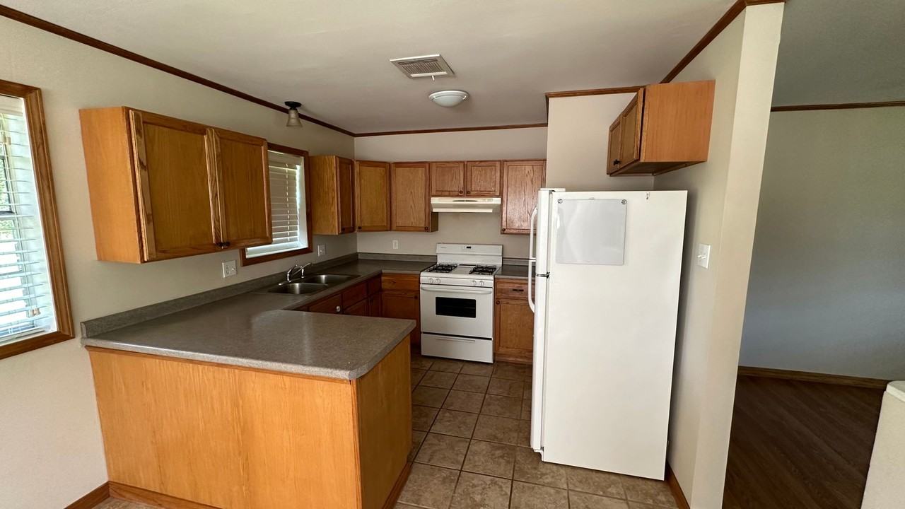128 Crestview Dr - Photo 3 of 10