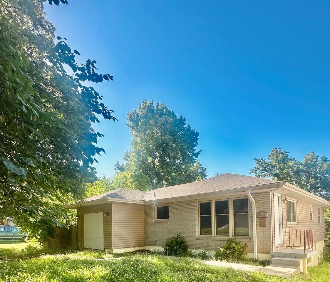 9412 E 16th St S - Photo 2 of 6