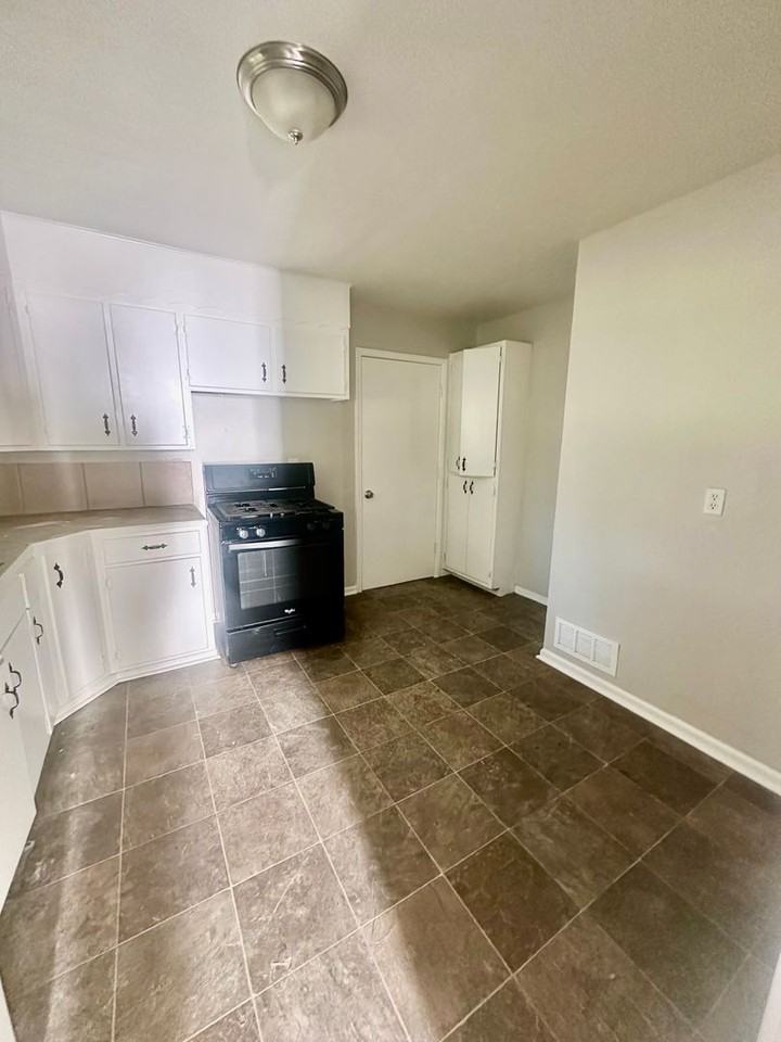 9412 E 16th St S - Photo 3 of 6