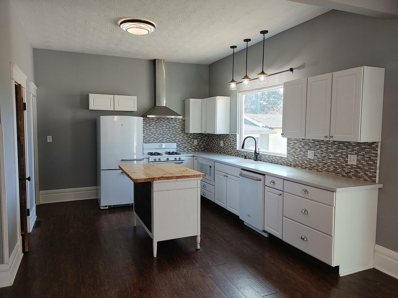 304 37th St - Photo 3 of 17