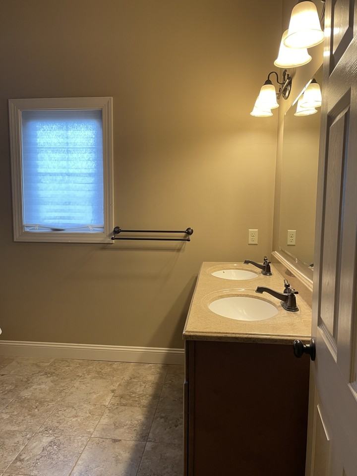 600 W Broad St #D - Photo 7 of 8